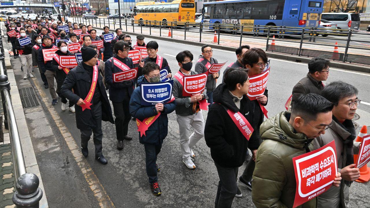 Vice Health Minister Park Min-soo stated that protesting doctors who return to work by the end of February will not face disciplinary action or be held responsible for damages caused by the strike. However, those who fail to meet the deadline could face a minimum three-month suspension of their medical licenses and potential legal consequences.