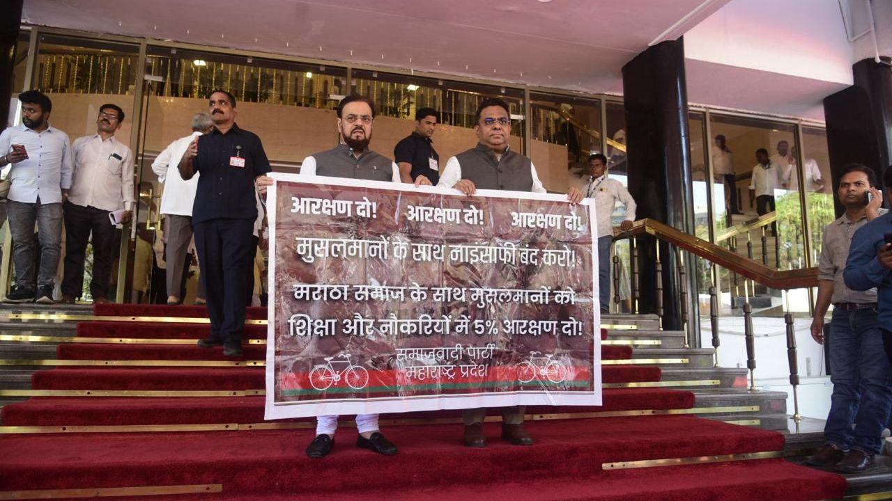 Meanwhile, Abu Asim Azmi and Rais Shaikh of the Samajwadi Party brought a banner demanding reservation for Muslims to eradicate backwardness.