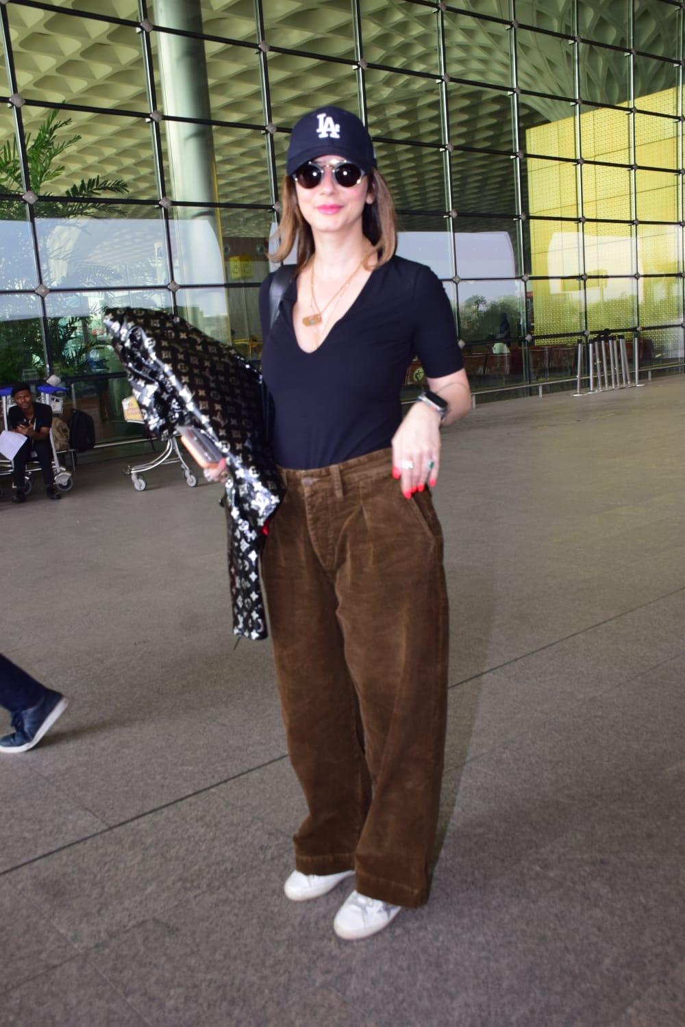Sussane Khan was photographed at the airport. the actress aced her look in a black T-shirt and brown pants