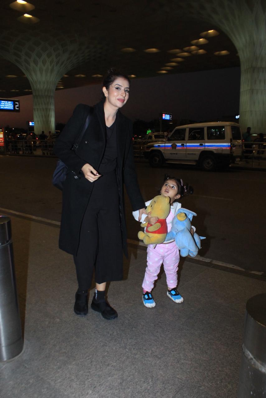 Charu Asopa was clicked at the airport with her little princess