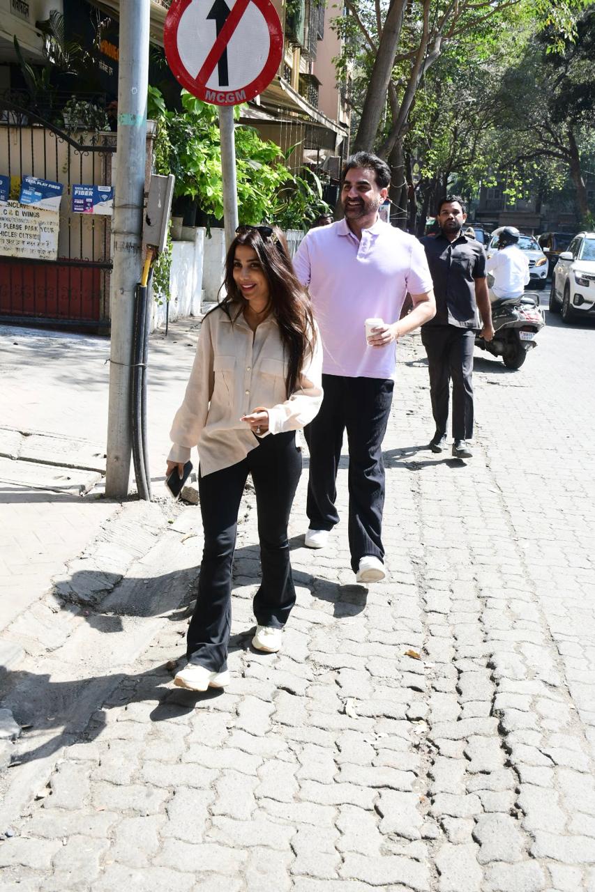 Newlywed couple Sshura and Arbaaz Khan were spotted in the city and had a playful chat with the paparazzi