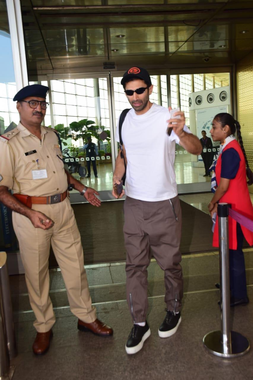 Aditya Roy Kapur was clicked at the airport as he jetted off to attend Rakul Preet and Jackky Bhagnani's wedding