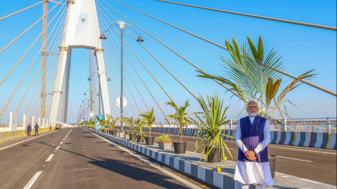 The 'Sudarshan Setu' features a unique design, incorporating elements from the Bhagavad Gita and depictions of Lord Krishna. Its aesthetic appeal coupled with functional efficiency makes it a landmark infrastructure project in the country.