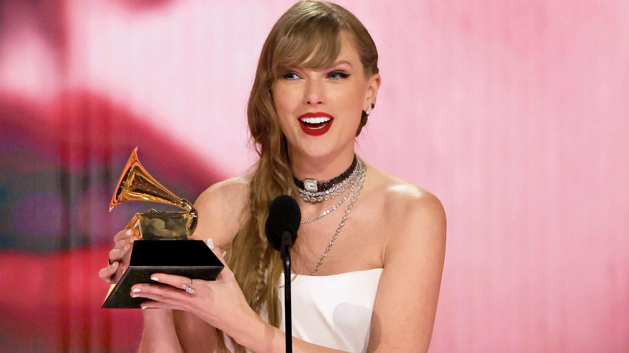 Taylor Swift accepts the award. PIC COURTESY/GETTY IMAGES