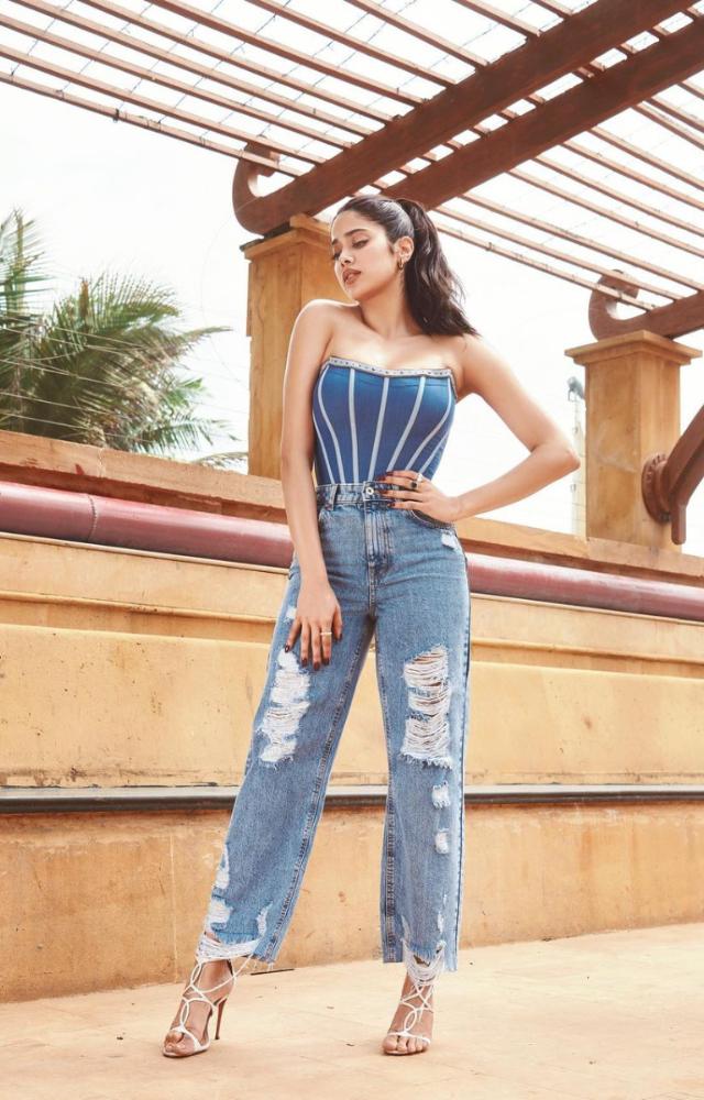 In this ensemble, Kapoor effortlessly combines sophistication with a hint of edginess, making a statement.