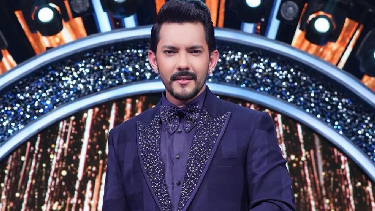 Singer Aditya Narayan grabs and throws fan's phone during live concert, watch