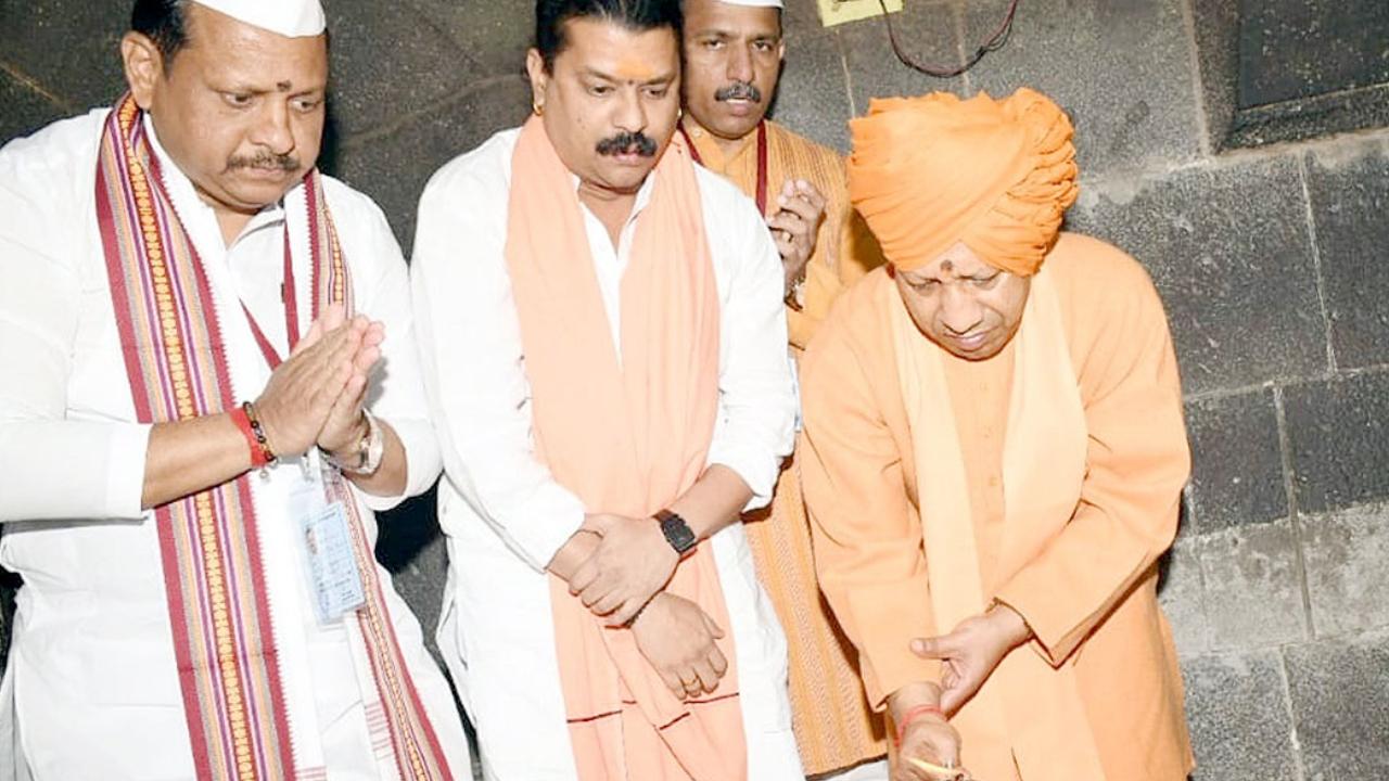 Yogi Adityanath shared his long-standing desire to visit Alandi, a place he had read about in his childhood while studying the Dnyaneshwari. He also offered his prayers at the Dnyaneshwar Maharaj Sanjivan Samadhi Temple