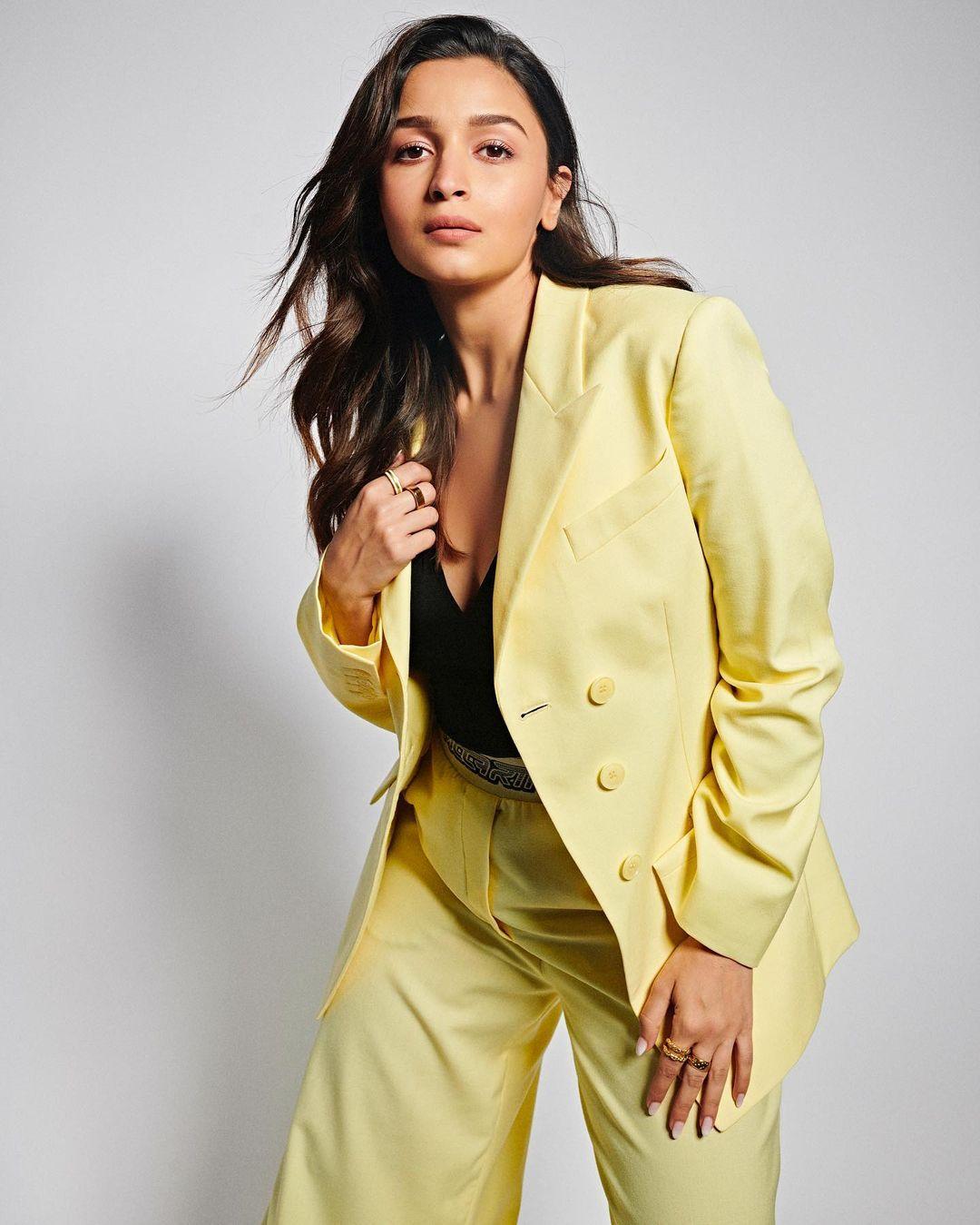Alia looked absolutely polished in a pristine lime yellow pantsuit styled by Ami Patel – the ideal corporate outfit. The aesthetic was simple and refined, featuring a blazer with a notch lapel, long sleeves, a buttoned front, a fitted shape, and a front pocket.