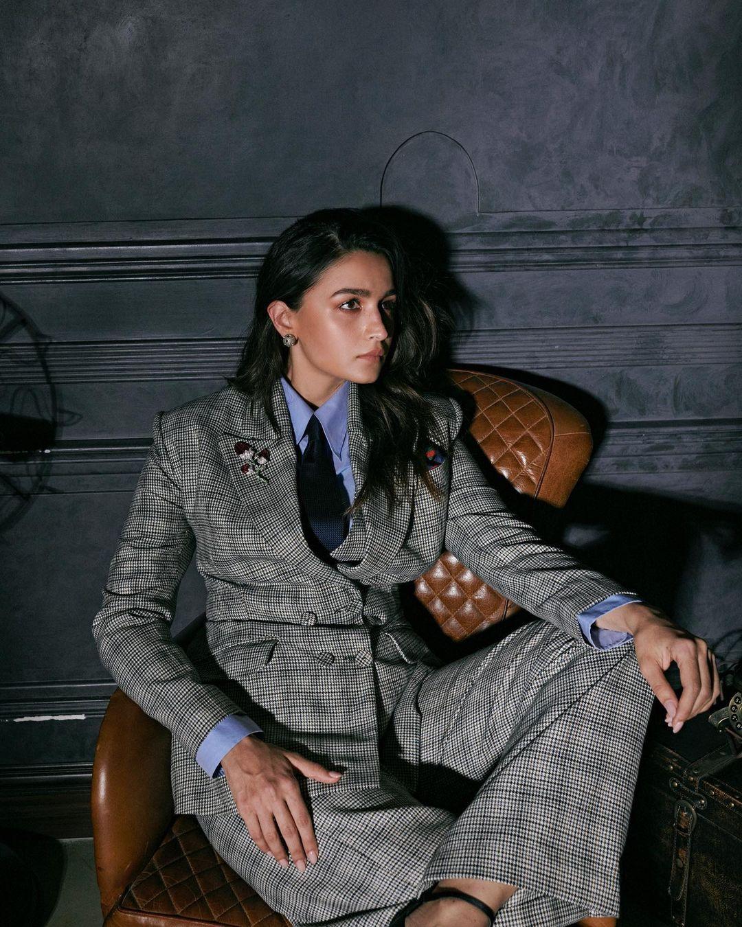 The actor appeared stunning in a specially crafted double-breasted blazer and matching wide-legged pants made from a checkered houndstooth fabric. These were skillfully designed by the New Delhi-based designer Kanika Goyal under her own label, KGL. 