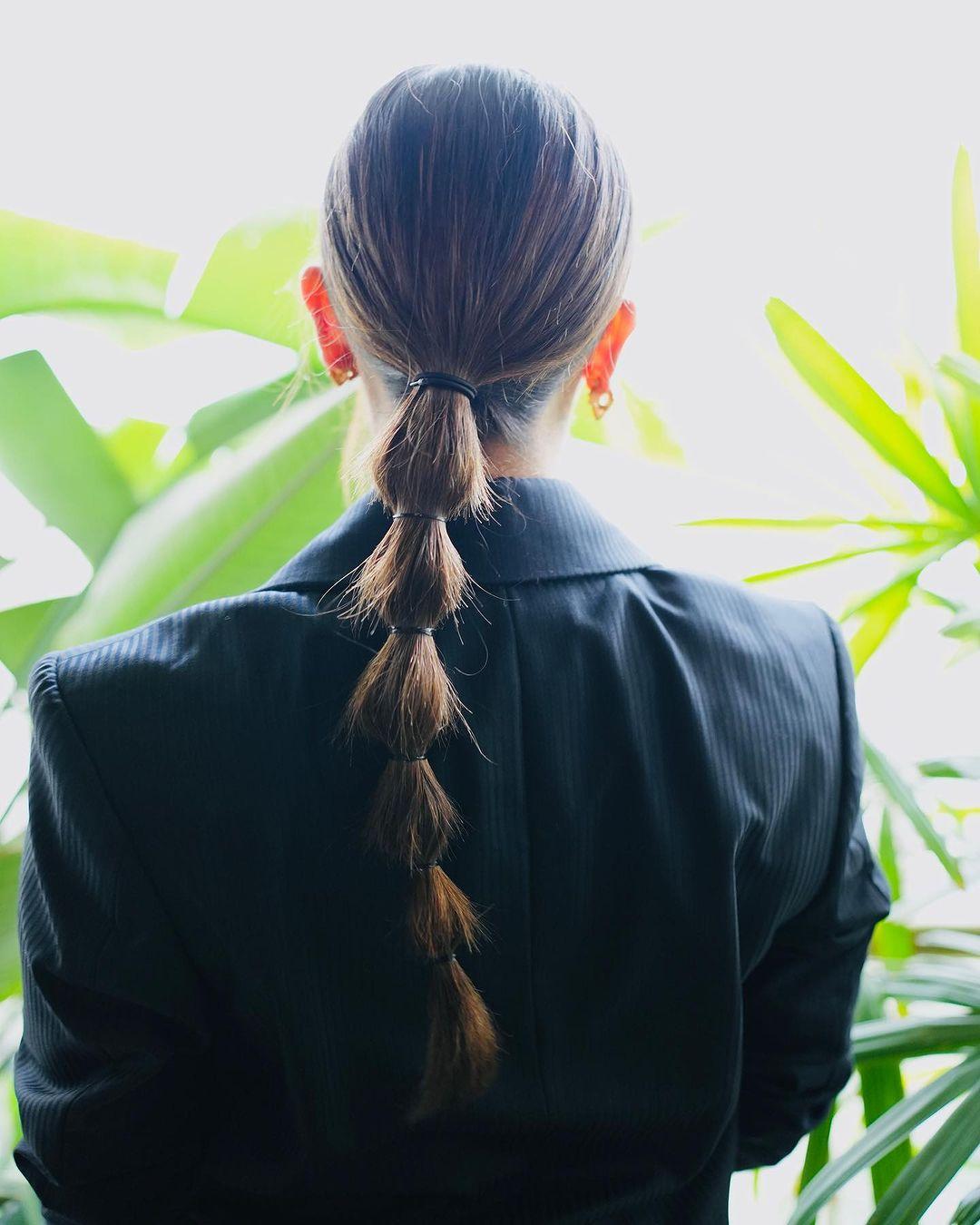 Alia's stunning hairstyle created by hairstylist Mike Desir consists of a sleek segmented ponytail, paired with trendy face-framing tendrils, which is an attention-grabber. Take a cue from Bhatt's style and make this versatile hairstyle a must-do