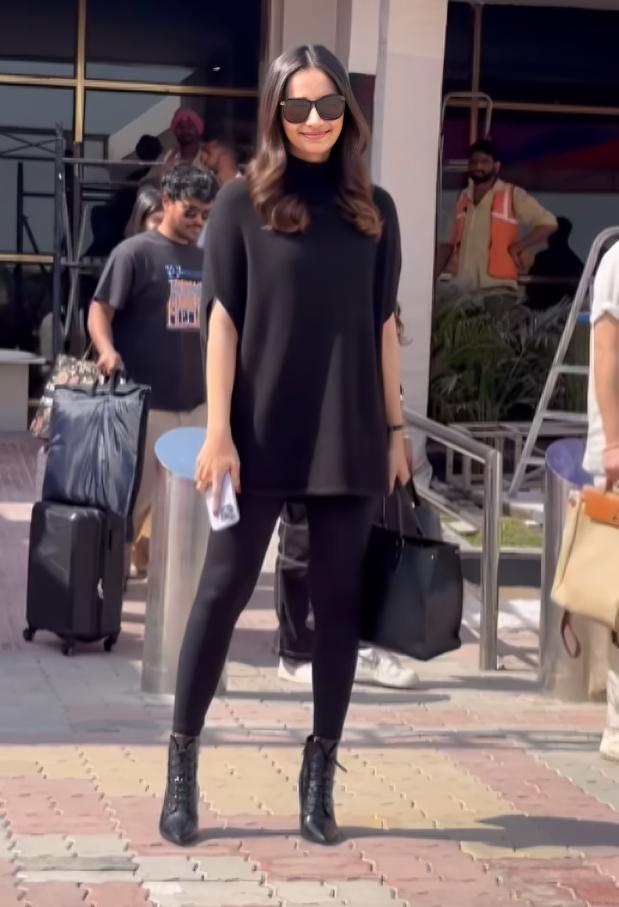 Manushi slayed her airport look. The model/actress posed in an all-black look for the pas (Pic/Instant Bollywood)