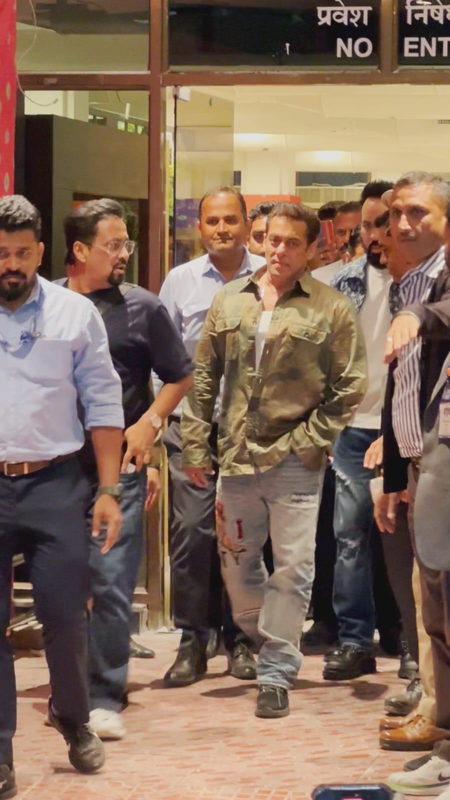 The 'Bharat' actor was seen with heavy security wearing a white t-shirt with printed denim and a camouflage shirt. Even at 58, Salman’s swag remains unmatched.