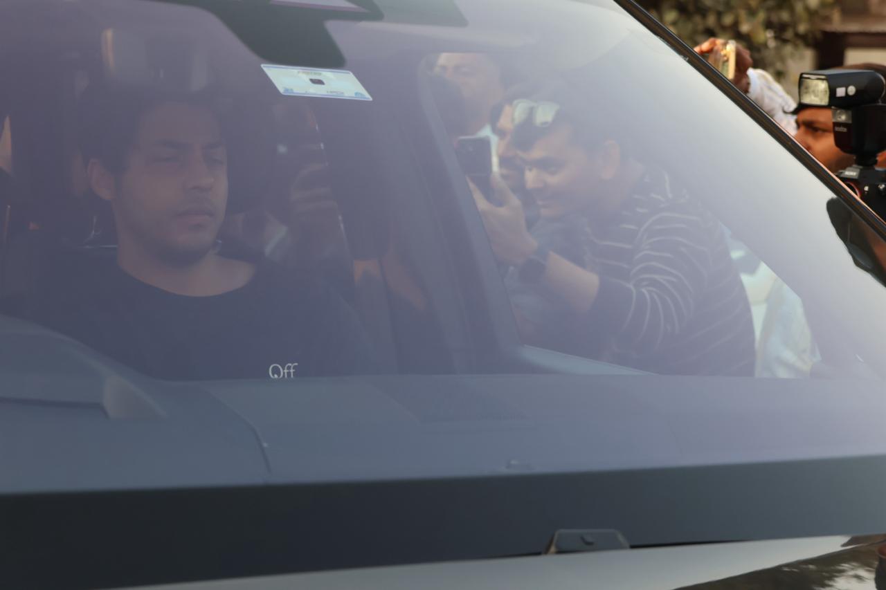 In the vehicle, Shah Rukh Khan and Gauri were seated at the back, though their visibility was limited.