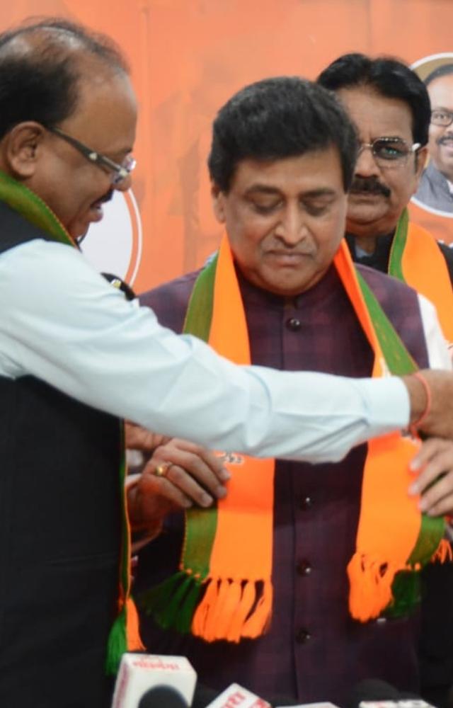 Chavan was welcomes by Maharashtra BJP chief Chandrashekar Bawankule and Devendra Fadnavis at Mumbai BJP office