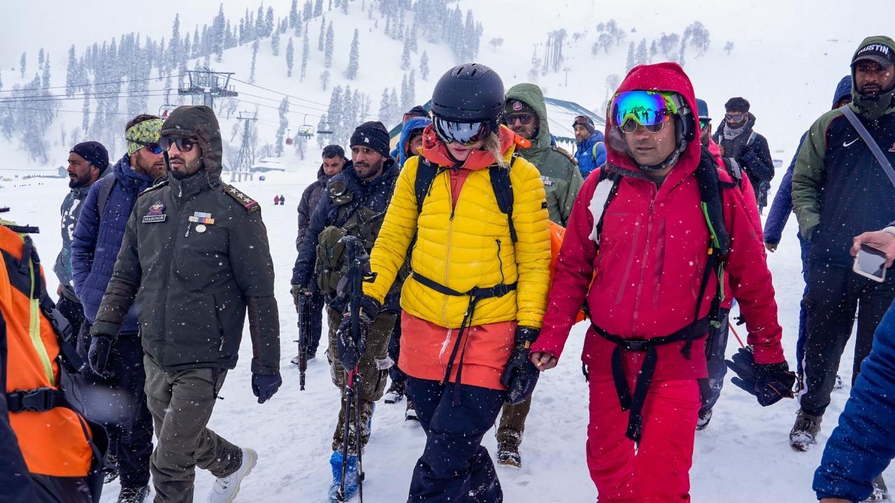 J&K: Security forces rescue 6 Russian skiers in Gulmarg's avalanche, one dead