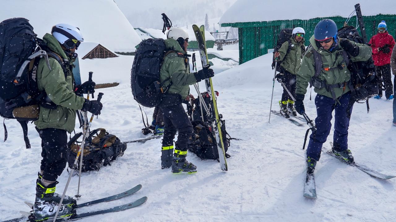 As the news of the avalanche broke, a joint effort was initiated by the Gulmarg Ski Patrol of the Tourism Department, police and the Army to rescue the trapped skiers