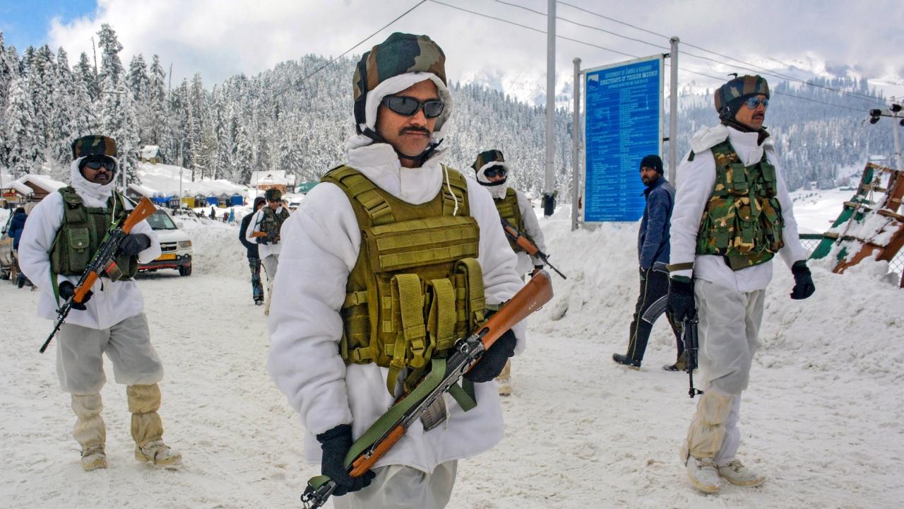 Security personnel patrolling the ski resort of Gulmarg in the the heavy snowfall on Thursday