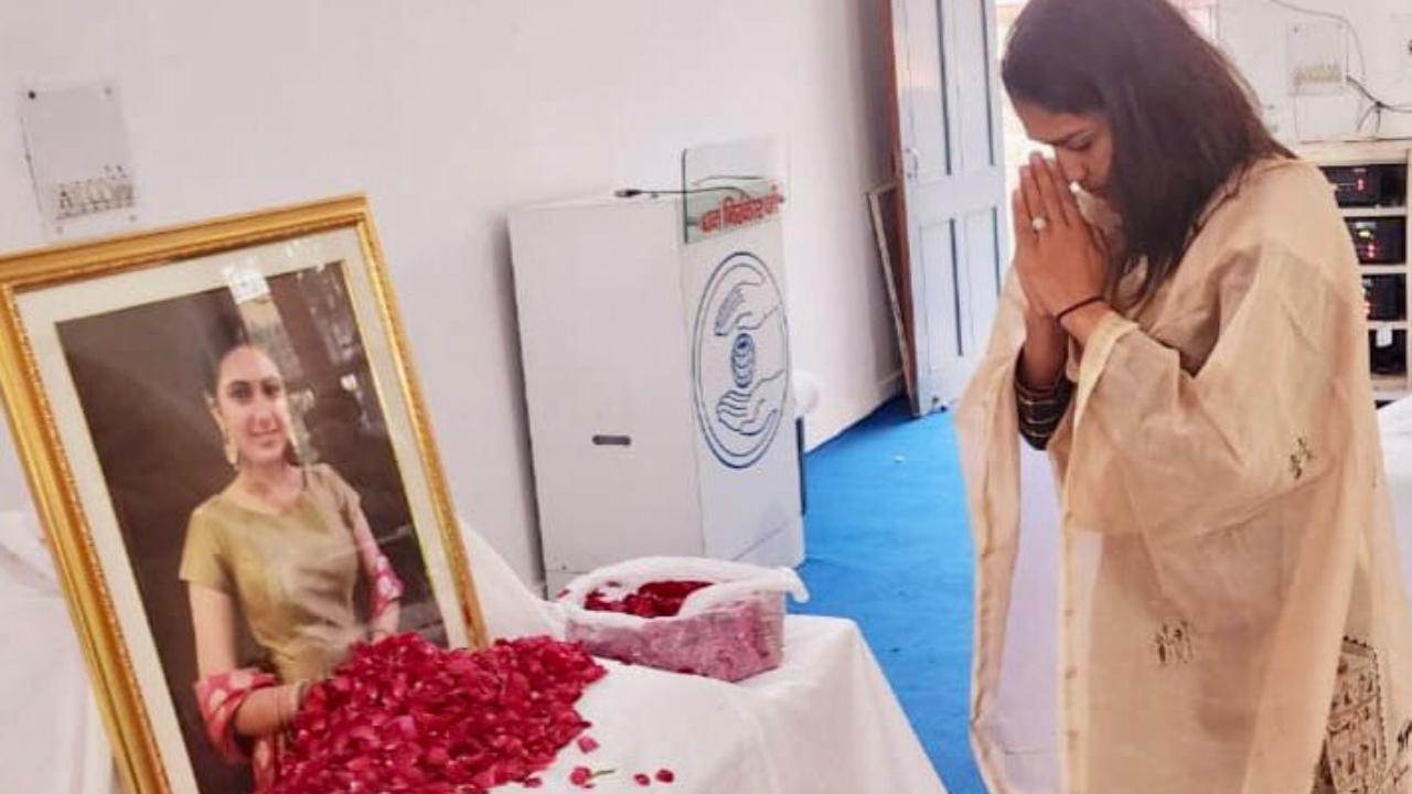 Babita Phogat reaches Dangal fame Suhani Bhatnagar's residence