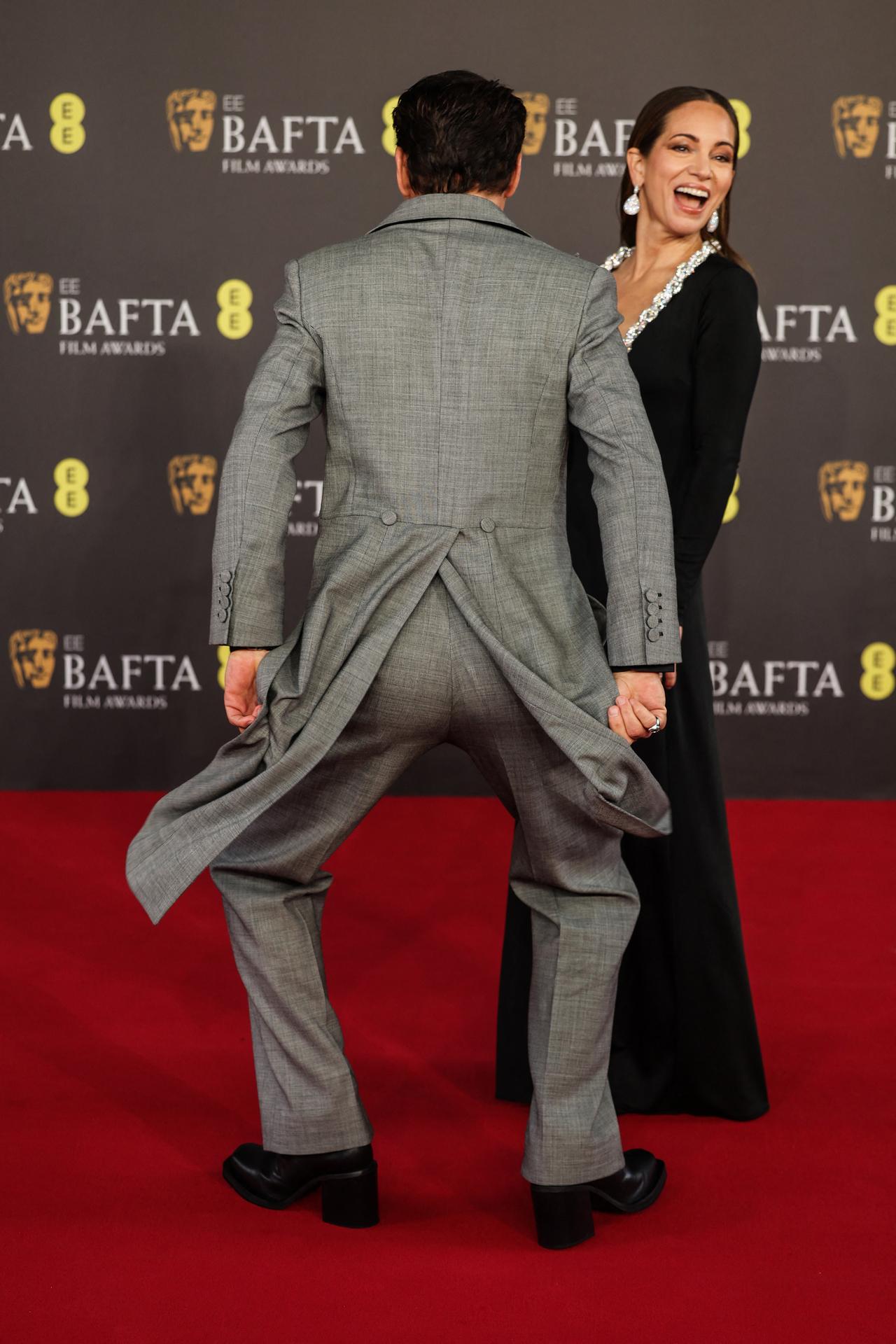 Robert and Susan engage in some banter with the paparazzi on the red carpet