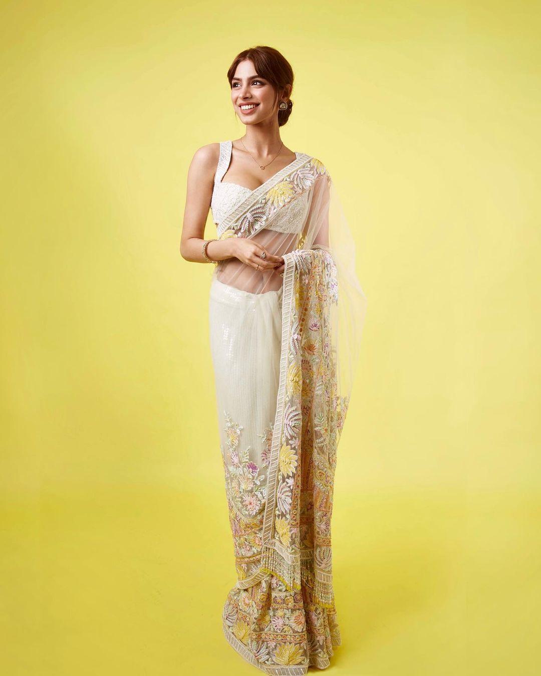 Khushi Kapoor has our hearts with her stunning saree featuring heavy borders, making it perfect to ace your ethnic look