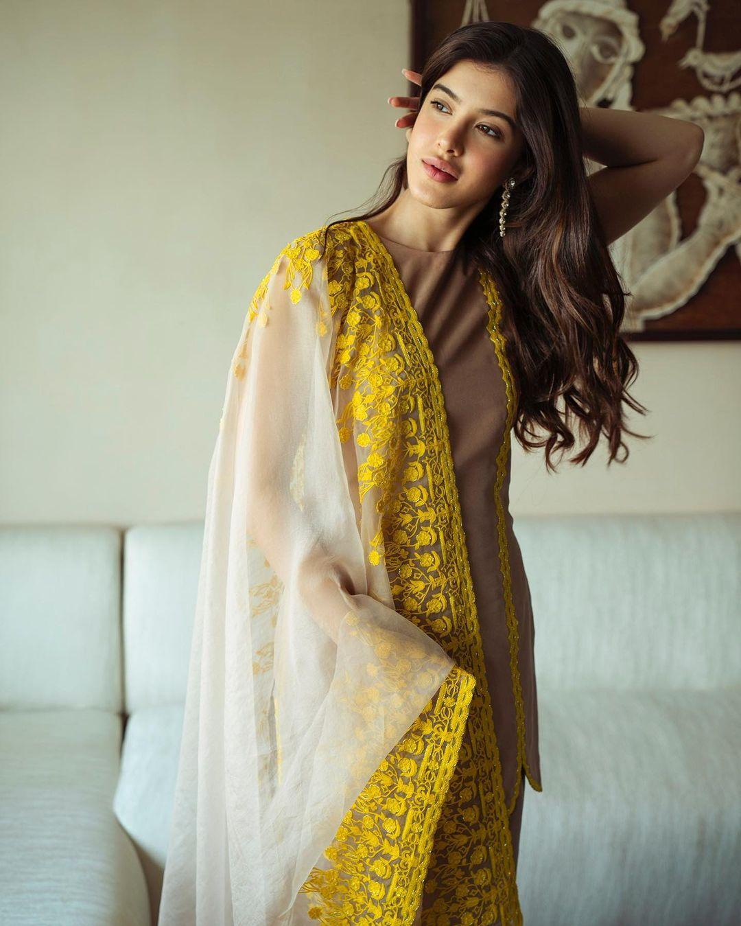 Shanaya Kapoor has a knack for ethnic wear. In this look, the actress wore a beige kurta set and paired it with a matching dupatta adorned with beautiful yellow embroidery