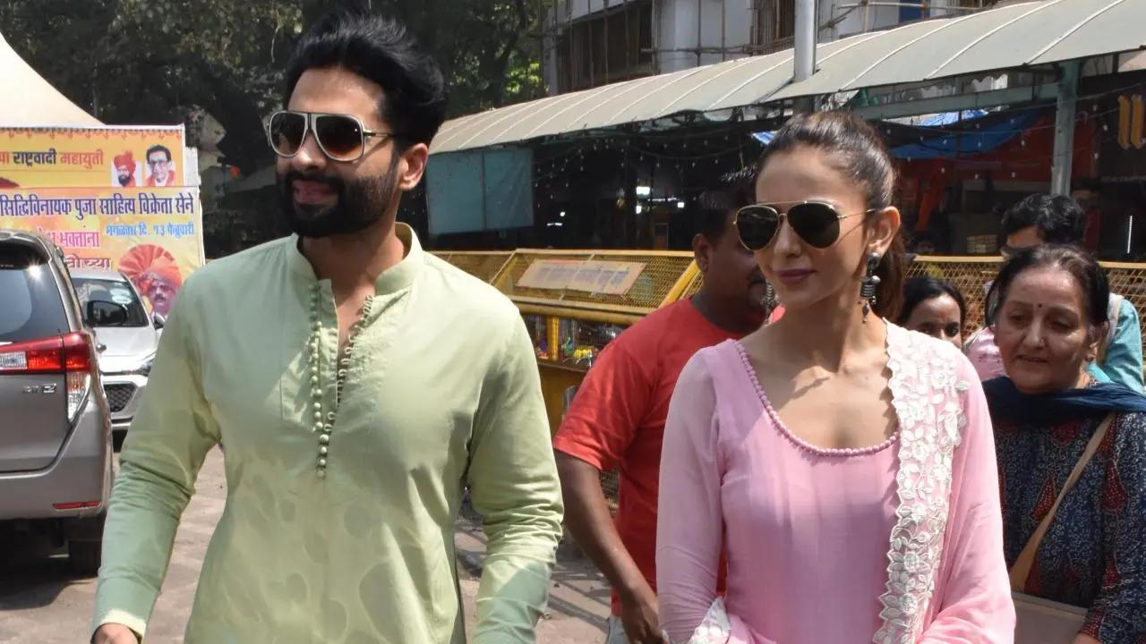 Rakul Preet Singh-Jackky Bhagnani wedding: The couple who are gearing up for their big day were seen at Mumbai's Siddhivinayak temple. Read More