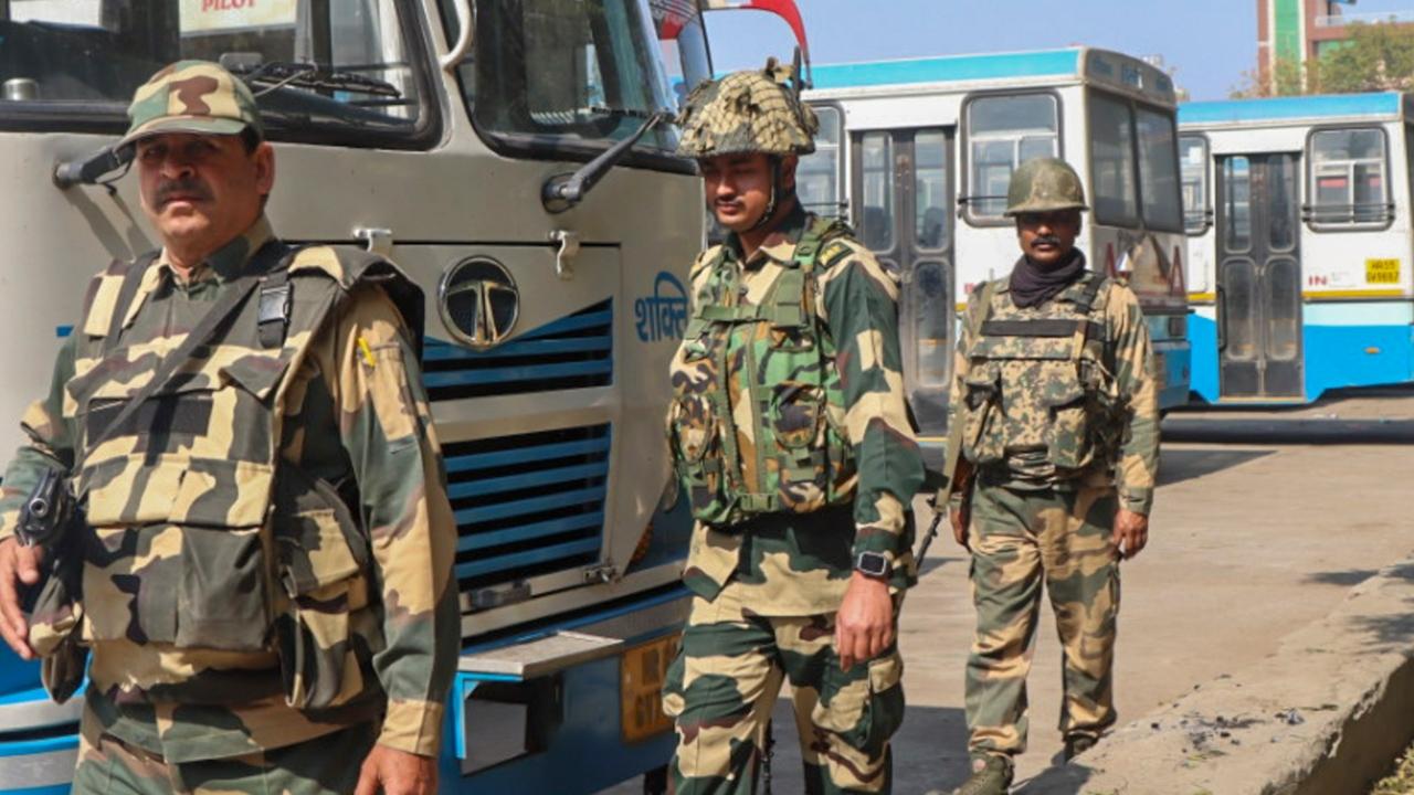 The two border points between Delhi and Haryana remained closed for traffic with heavy deployment of security personnel in anti-riot gear. Due to border closure, commuters have been facing difficulties in passing through certain stretches