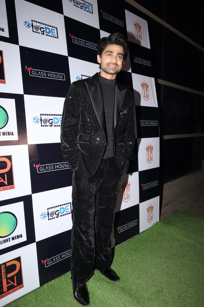 Abhishek Kumar arrived at the Bigg Boss 17 reunion in an all-black classy black suit. The actor was all smiles for the cameras!