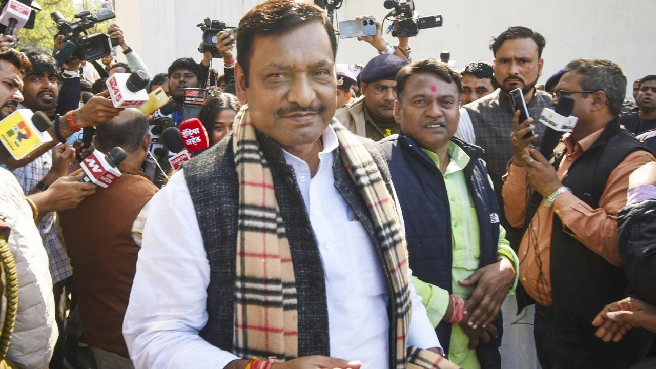The Congress legislators will be staying, until Monday, with their counterparts from RJD and the Left, at 5, Deshratna Marg, the government bungalow allotted to Yadav when he was the Deputy CM