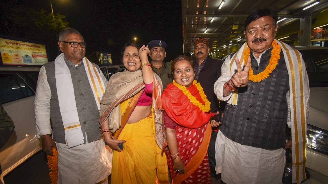 IN PHOTOS: Congress MLAs return to Patna ahead of floor test in Bihar