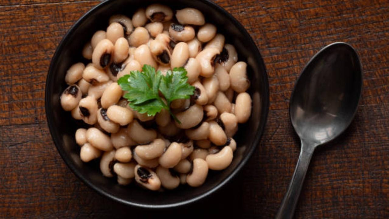 Black-eyed peas (Lobia): These are loaded with fibre and antioxidants, support heart health, improve digestion, and ensure skin and eye health. They can be eaten in all seasons. 