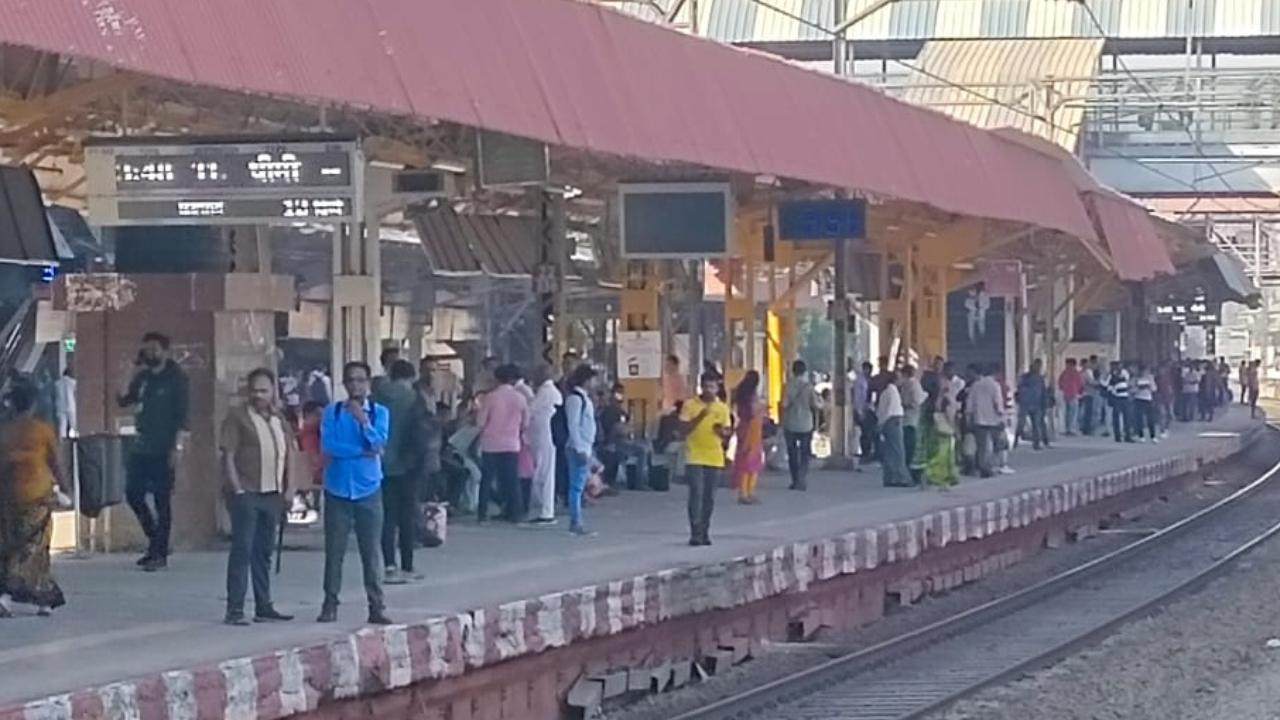 A jumbo mega block was conducted by western railway on Sunday, while central railway had mega block too including harbour and transharbour line
