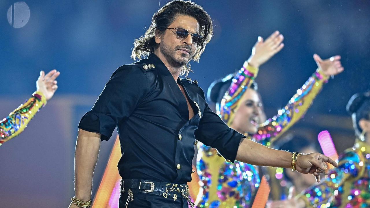 The event took place at the M.Chinnaswamy Stadium in Bengaluru, where King Khan delivered a scintillating performance featuring several of his hit songs, getting everyone in the audience to dance along.