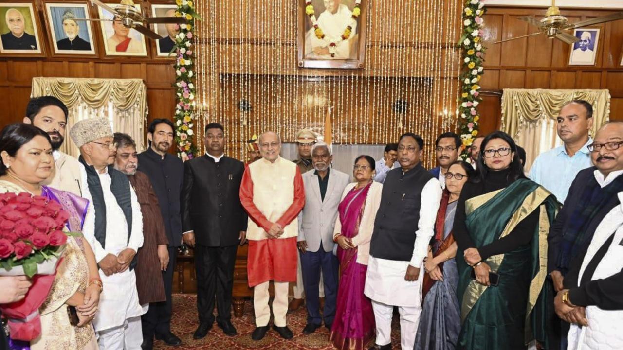 The oath-taking ceremony was held at the Durbar Hall of the Raj Bhavan and senior leaders of the JMM-led alliance were present on the occasion