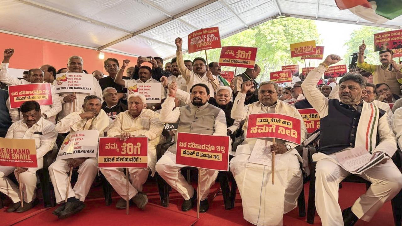 Led by Chief Minister Siddaramaiah, top Congress leaders from Karnataka on Wednesday staged a protest at Jantar Mantar here against the Centre over 