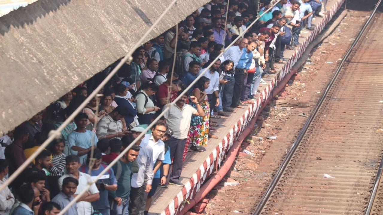 Crowds surged at Mumbai's Dadar Station on Sunday as megablock disrupted Central Line from CST to Vidyavihar on February 4, 2024. Pics/Anurag Ahire