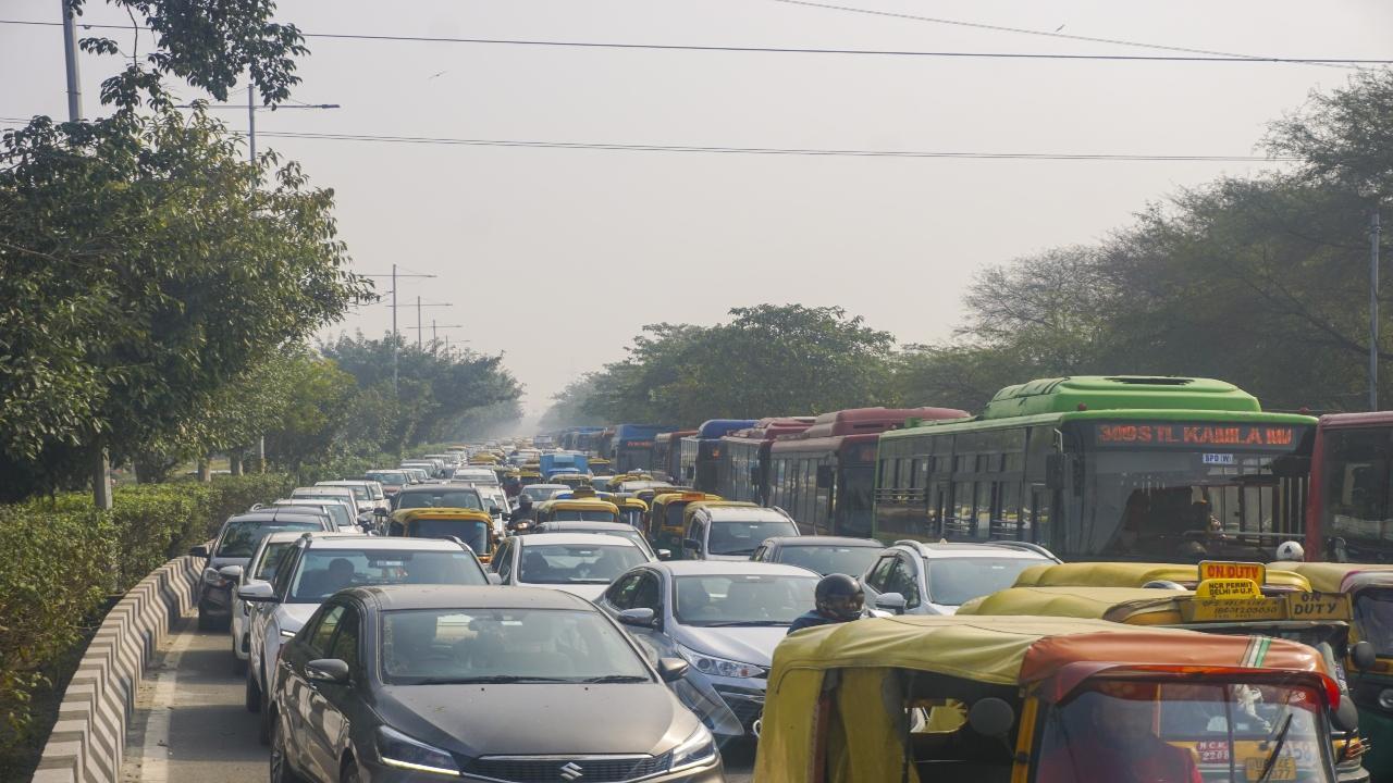 Protests by the BJP and the AAP a few hundred metres apart on the DDU Marg here left commuters stranded in long traffic jams in central Delhi. Pics/PTI