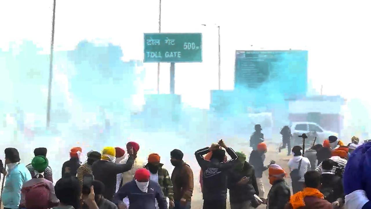'Delhi Chalo' march: Police fire tear gas on protesting farmers, few detained