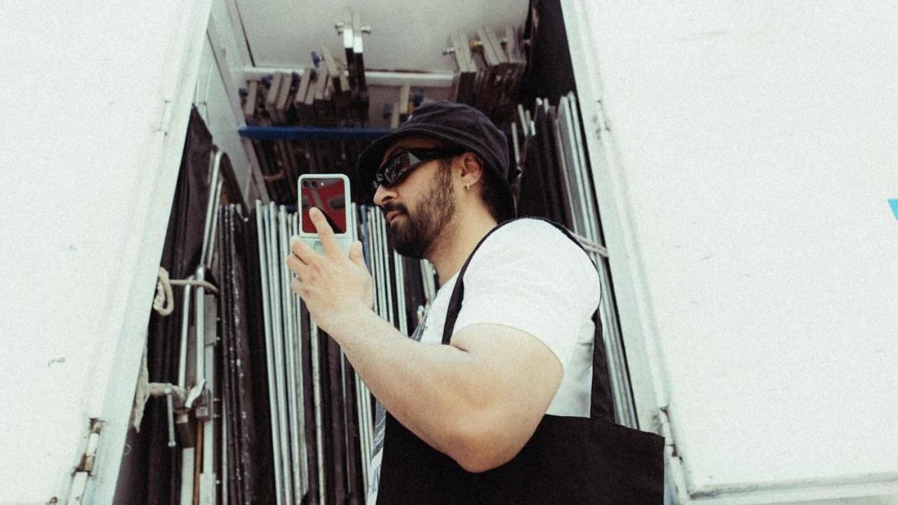 The Punjabi pop star took to Instagram and shared a series of pictures from his Mumbai-themed photoshoot
