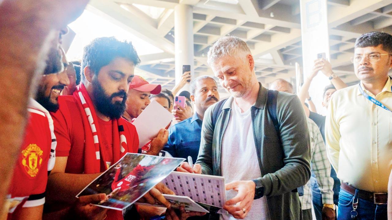 Ole Gunnar Solskjær interacts with fans at Mumbai’s CSMIA airport