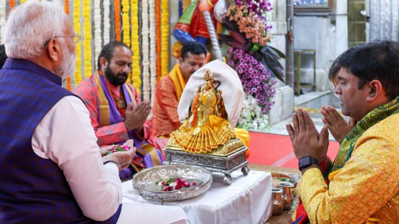 Situated on the brink of the Gomti River and the Arabian Sea in Gujarat, the Dwarkadhish Temple is considered an important pilgrimage site for Hindus