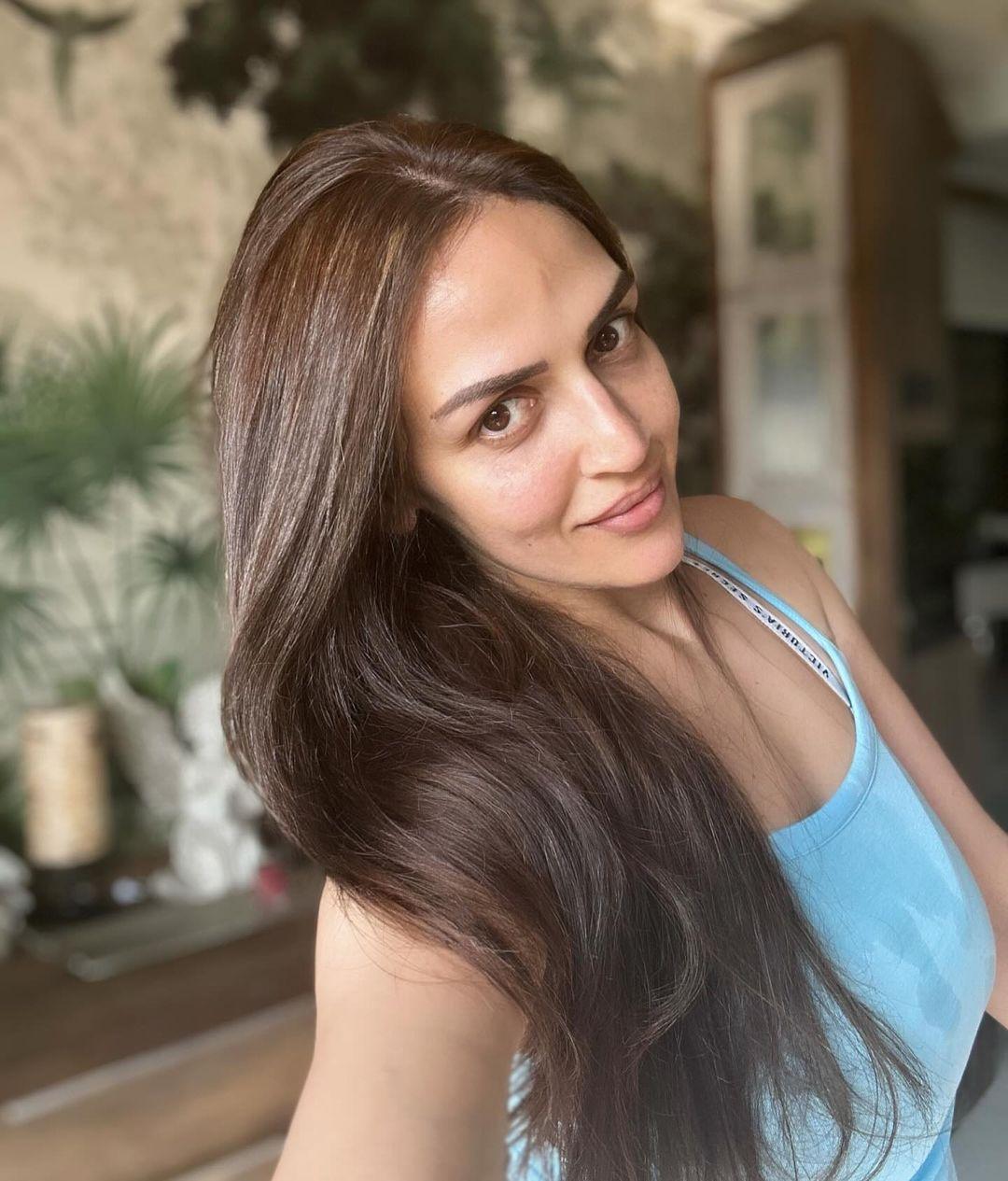 Esha Deol also flaunted her new hair colour in this selfie. 