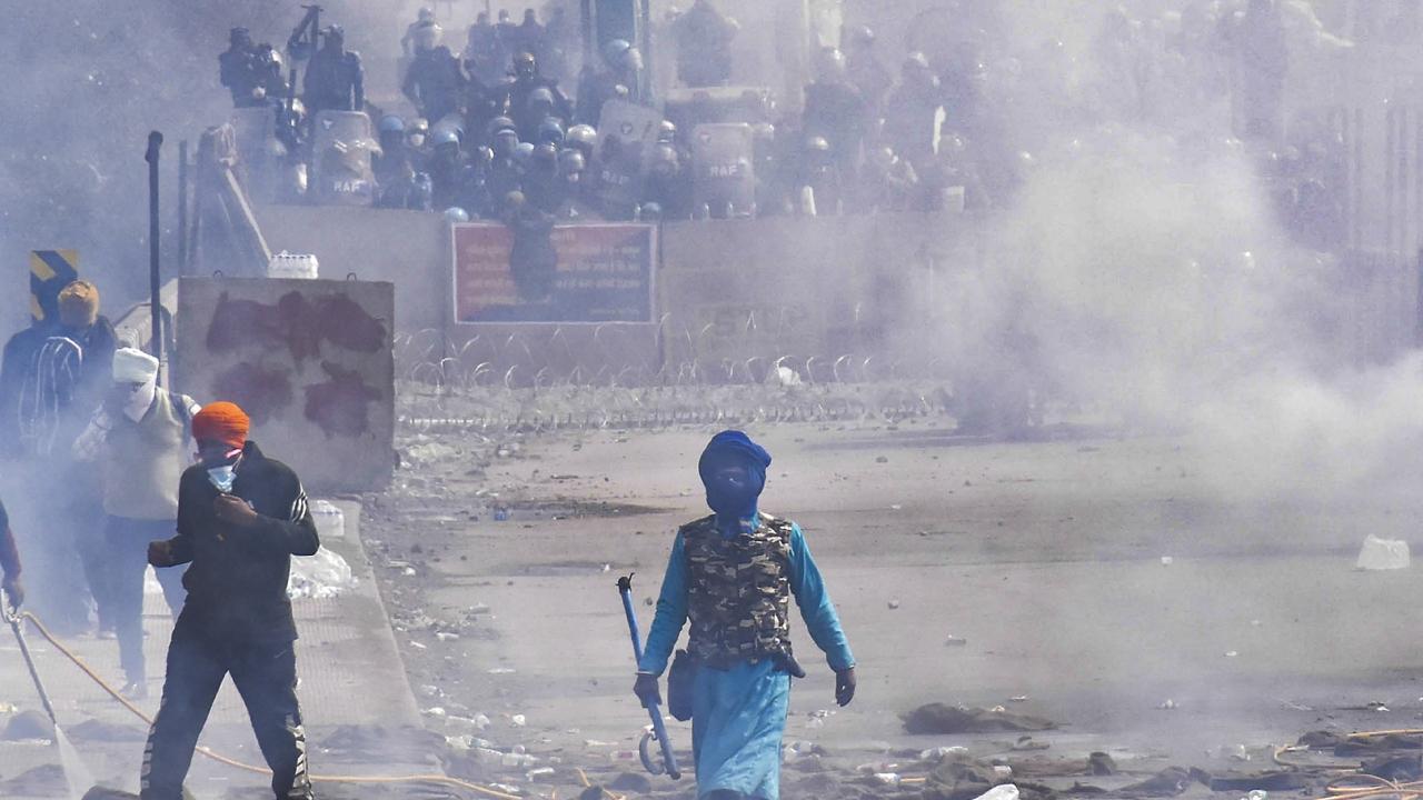 IN PHOTOS: Tear gas shells fired at border points to disperse protesting farmers