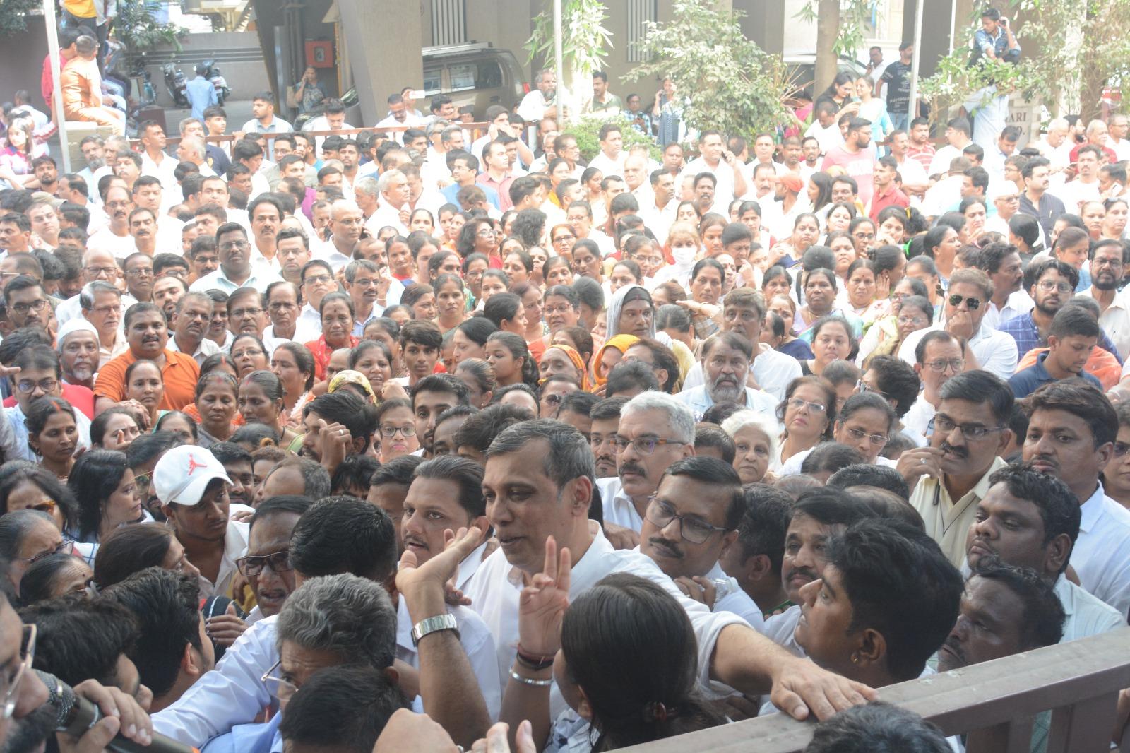 Ex-corporator Abhishek (40), was son of former MLA Vinod Ghosalkar and a loyalist of the Uddhav Thackeray-led Shiv Sena