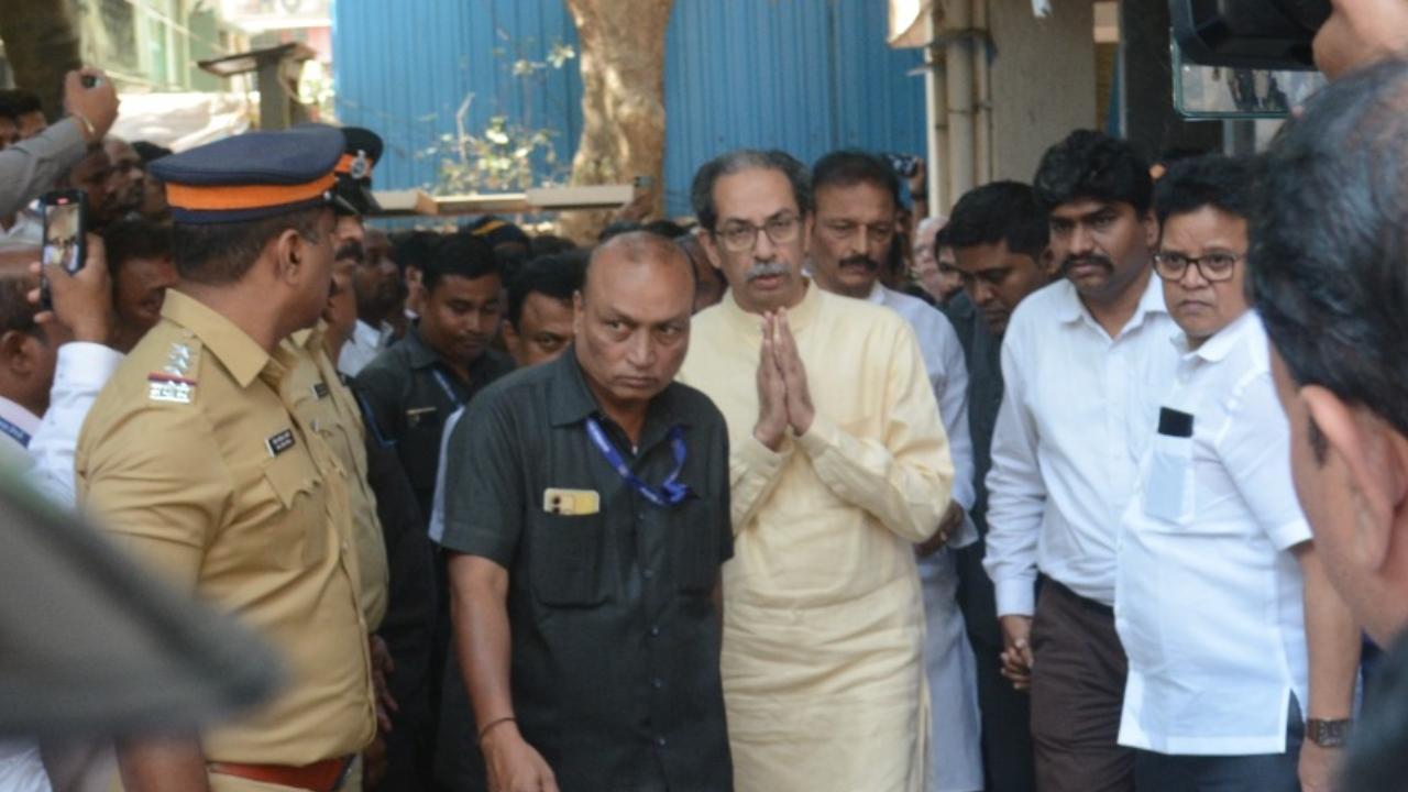 Udhhav Thackeray and other leaders attend last rites of Abhishek Ghosalkar