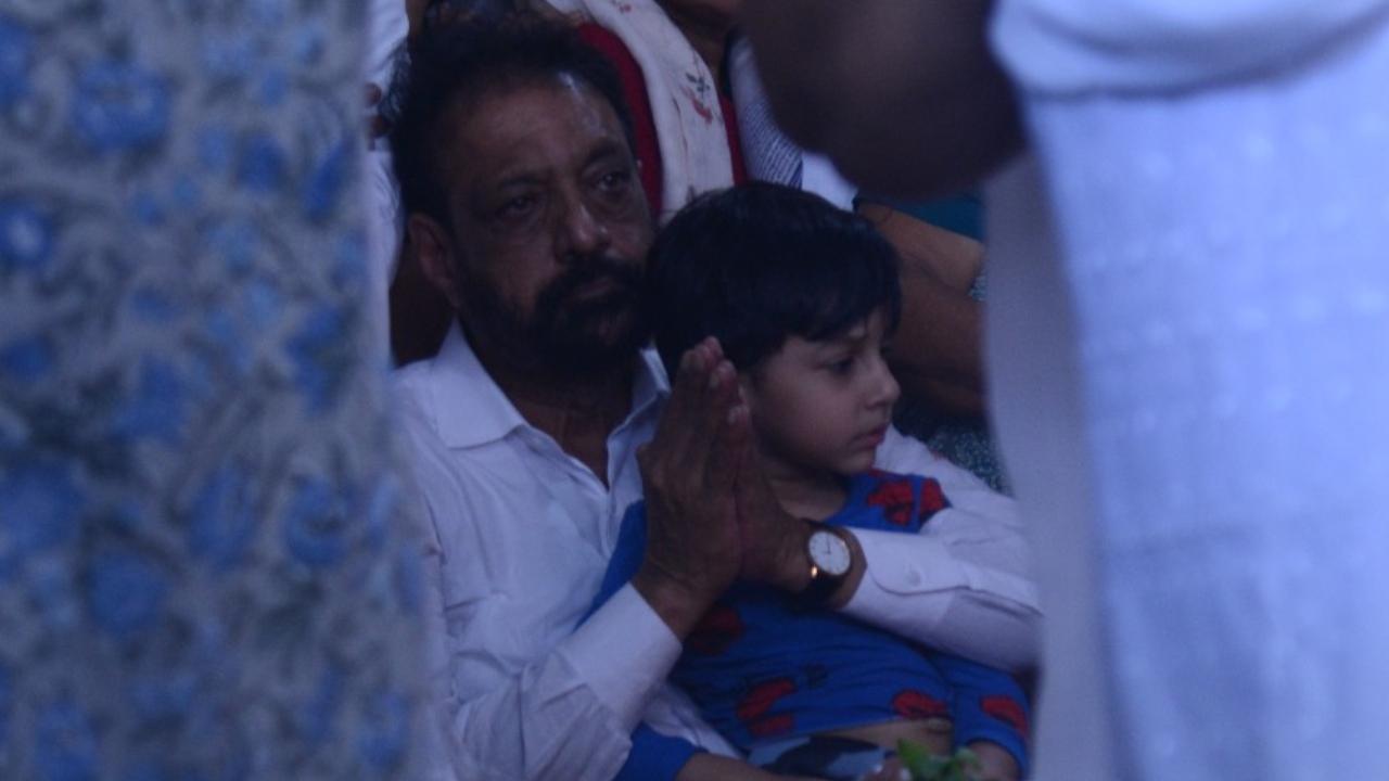Former MLA Vinod Ghosalkar with his grandson during Abhishek's funeral