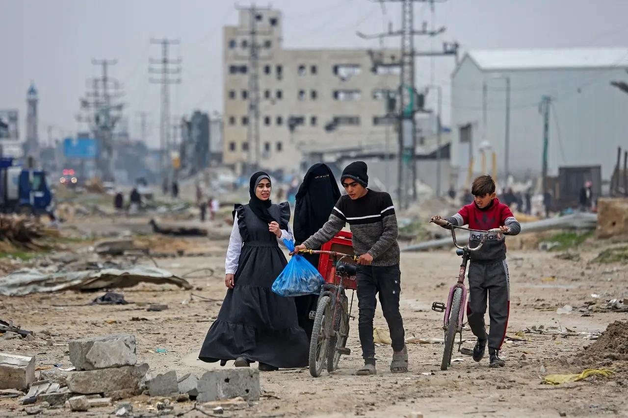 Palestinian death toll in Gaza surpasses 30,000; dozens waiting for aid