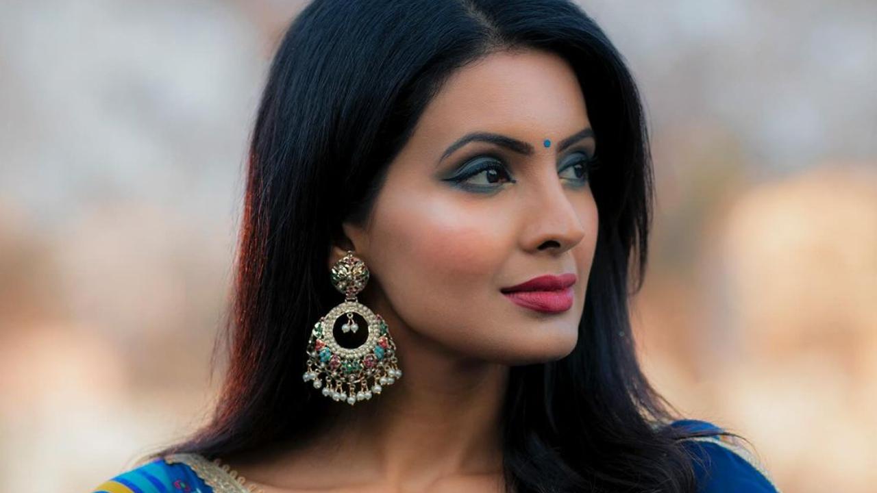 Geeta kept her makeup glamorous with a matching eye-shadow and pink lips