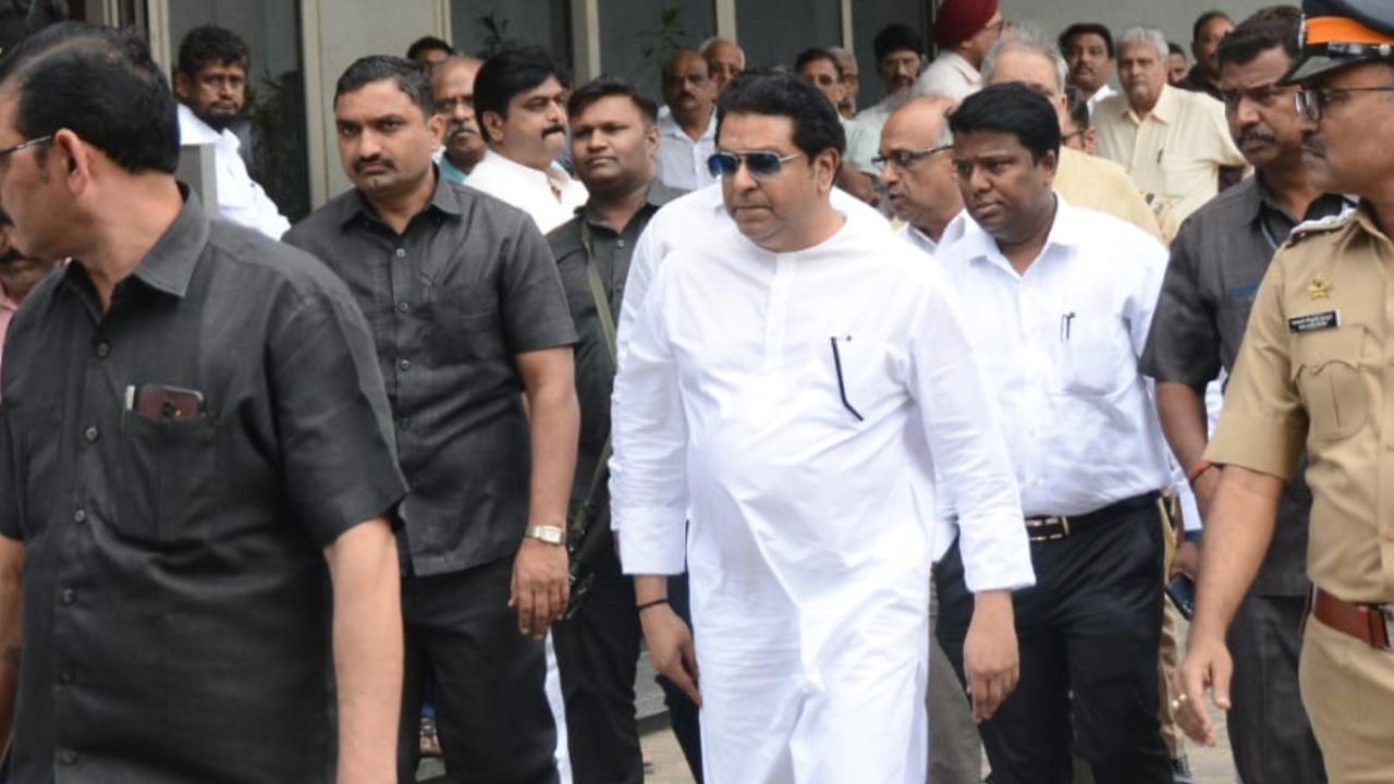 Several leaders from Mahrashtra visited the veteran leader's residence, including MNS chief Raj Thackeray to pay tribute