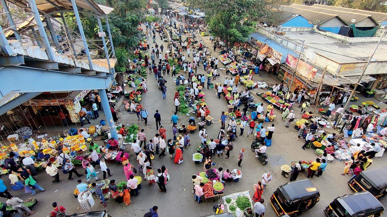 Scores of vendors go about their business on SV Road in Borivli West on February 7. Pics/Nimesh Dave
